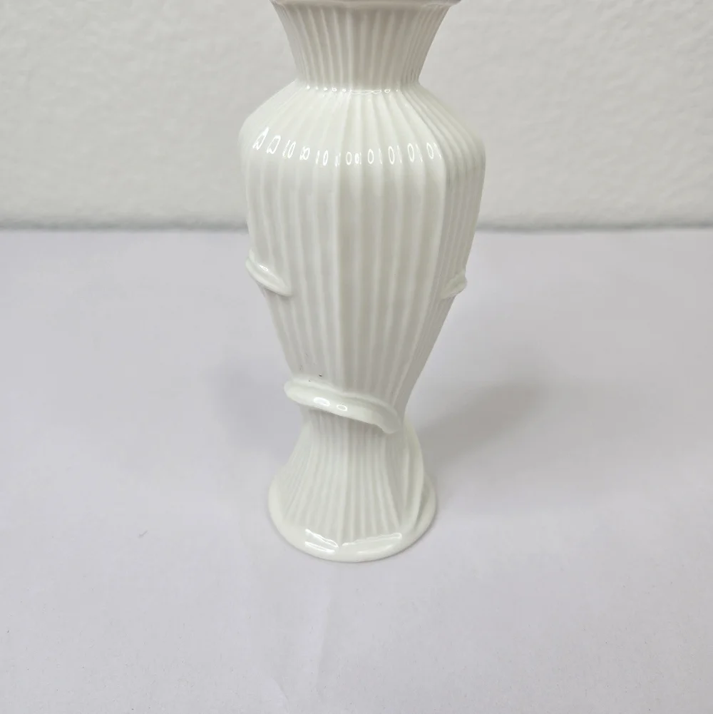 Lenox Iris Vintage Bud Vase Ivory Porcelain With 24K Gold Trim 3D Affect